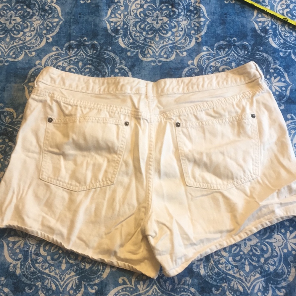 I ♥️ Ronson white shorts - Picture 6 of 10